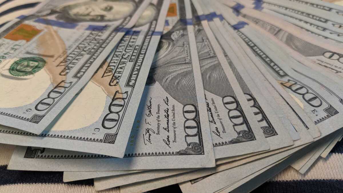 گزارش بانک آمریکا: نگه‌داشت موقعیت‌های خرید دلار آمریکا در بالاترین سطوح